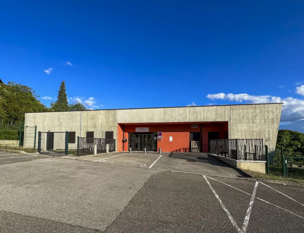 Vue du pôle enfance depuis le parking – pôle enfance de Faramans (Isère), AEA Architecte Constructeur