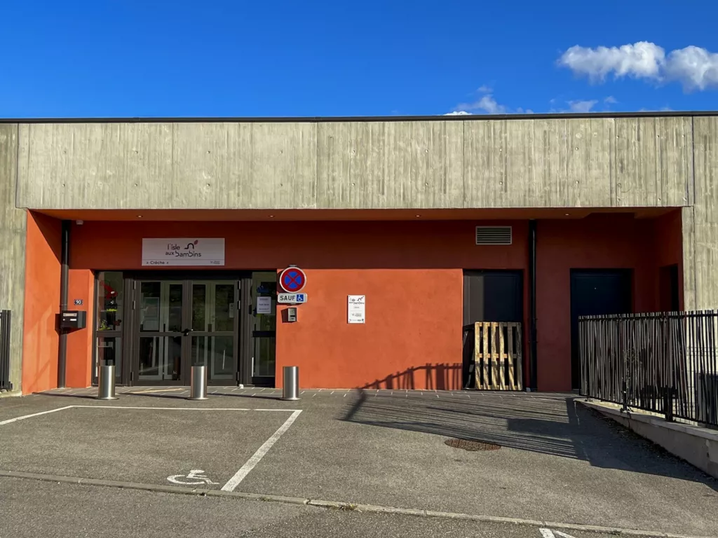 Façade principale et entrée rouge – pôle enfance de Faramans (Isère), AEA Architecte Constructeur
