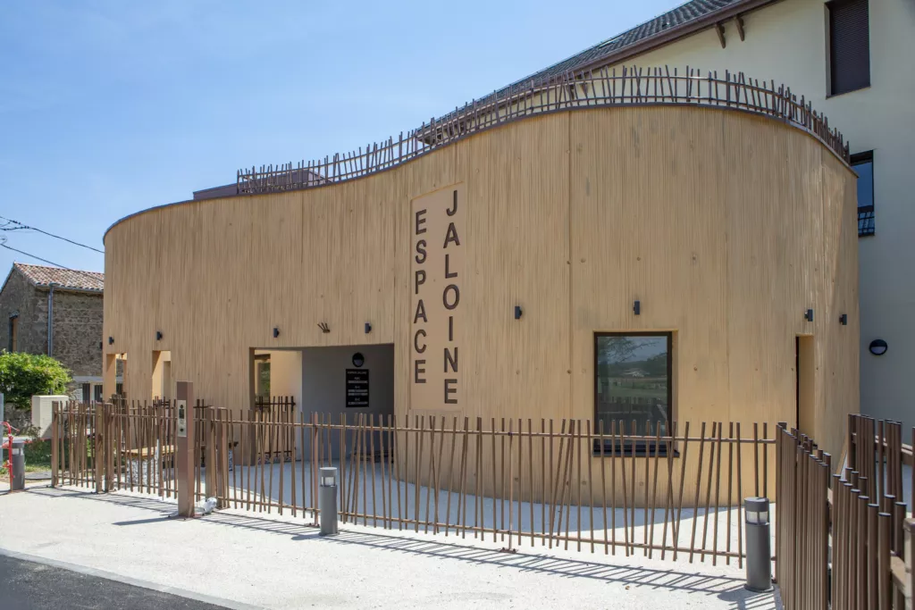 Façade courbe en bardage bois – pôle enfance « Jaloine », Saint-Romain-d’Ay (Ardèche), AEA Architecte Constructeur