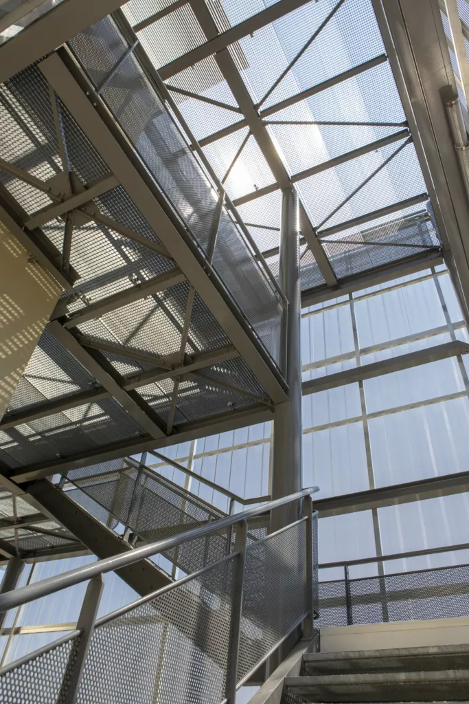Verrière et structure métallique vues en contre-plongée – pôle enfance « Jaloine », Saint-Romain-d’Ay (Ardèche), AEA Architecte Constructeur
