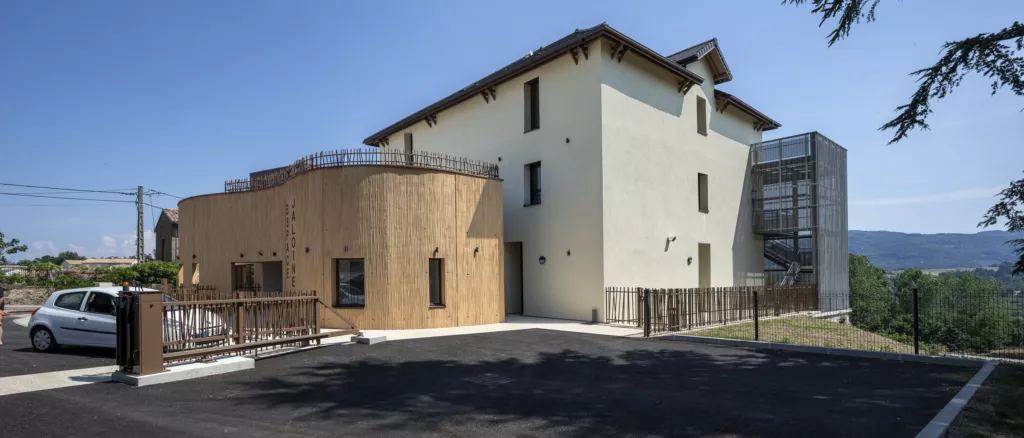 Vue d’ensemble de l’extension bois accolée au bâtiment ancien – pôle enfance « Jaloine », Saint-Romain-d’Ay (Ardèche), AEA Architecte Constructeur