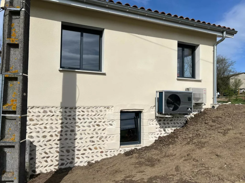 Façade enduite et soubassement en pierre – pool house dans la Drôme, AEA Architecte Constructeur