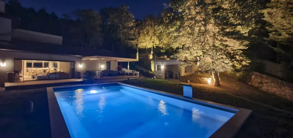 Piscine éclairée de nuit – réhabilitation de maison avec piscine (Rhône), AEA Architecte Constructeur
