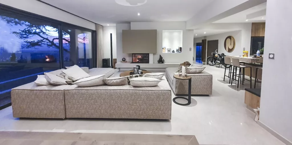 Grand séjour ouvert sur baies vitrées – réhabilitation de maison avec piscine (Rhône), AEA Architecte Constructeur