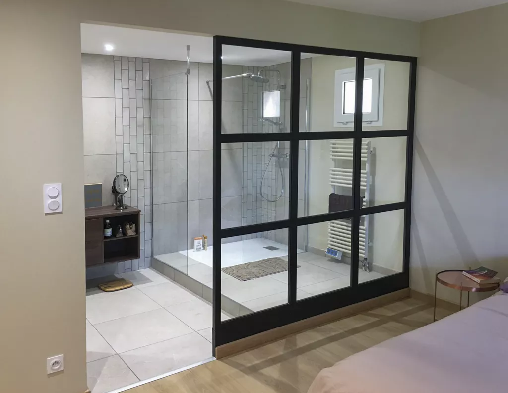 Verrière noire séparant la salle d’eau – rénovation d’appartement dans le Rhône, AEA Architecte Constructeur