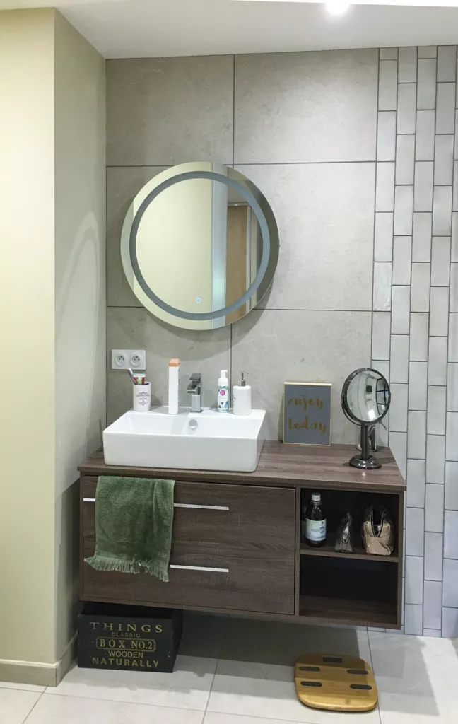 Salle de bain avec meuble vasque et miroir rond – rénovation d’appartement dans le Rhône, AEA Architecte Constructeur