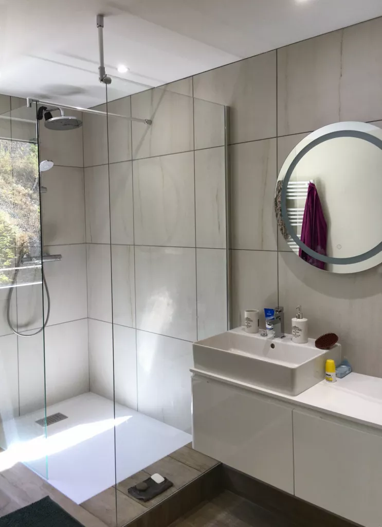 Douche à l’italienne et miroir rond – rénovation d’appartement dans le Rhône, AEA Architecte Constructeur