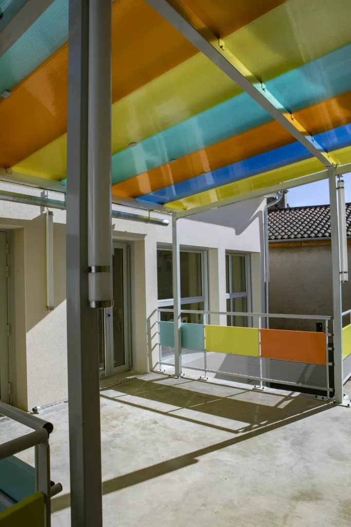 Auvent à vitrages colorés – restaurant scolaire de Grenay (Isère), AEA Architecte Constructeur