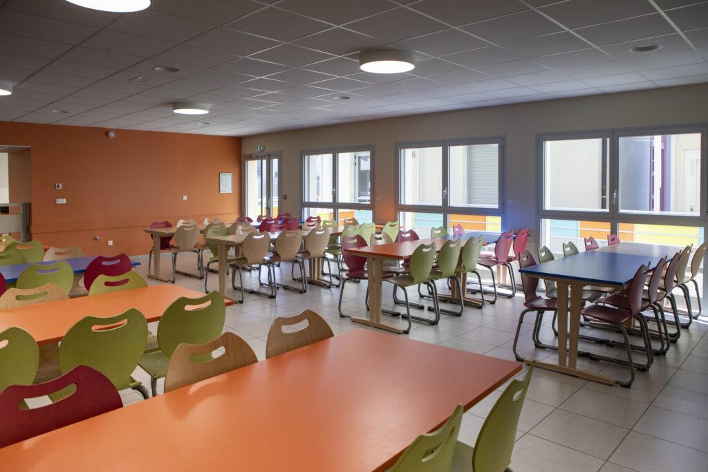 Restaurant scolaire de l’école Hugues Aufray à Grenay (Isère), réalisé par AEA Architecte Constructeur — vue 3