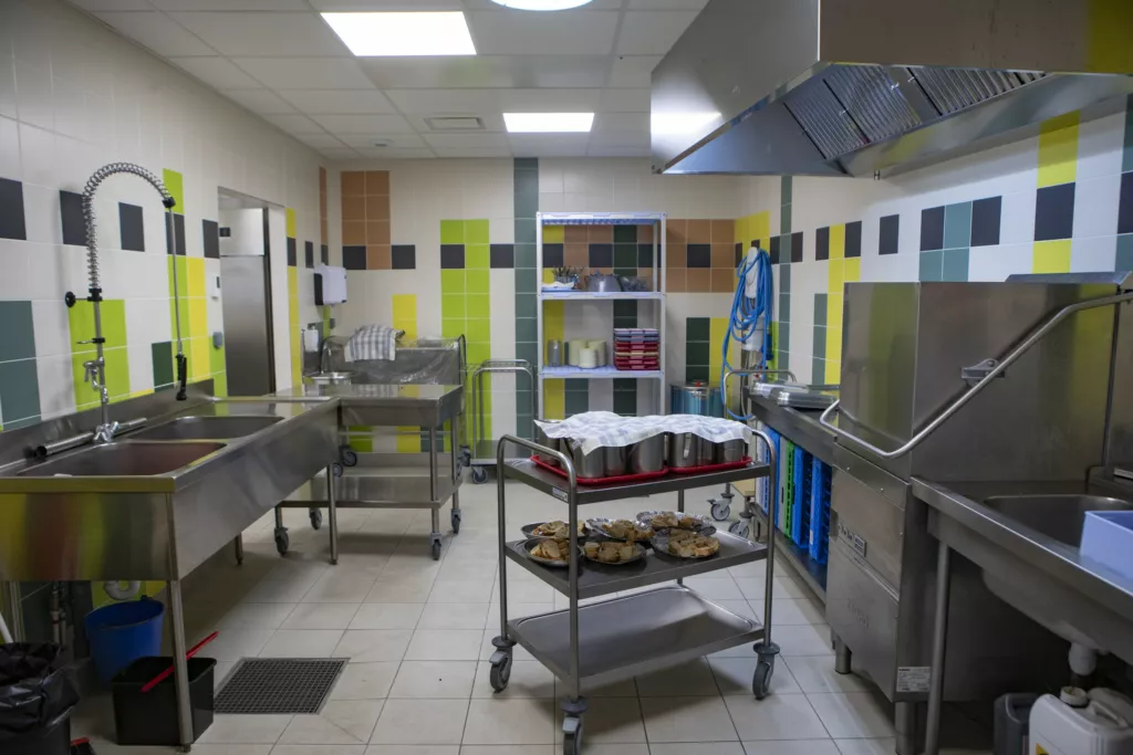 Cuisine professionnelle en inox – restaurant scolaire de Grenay (Isère), AEA Architecte Constructeur