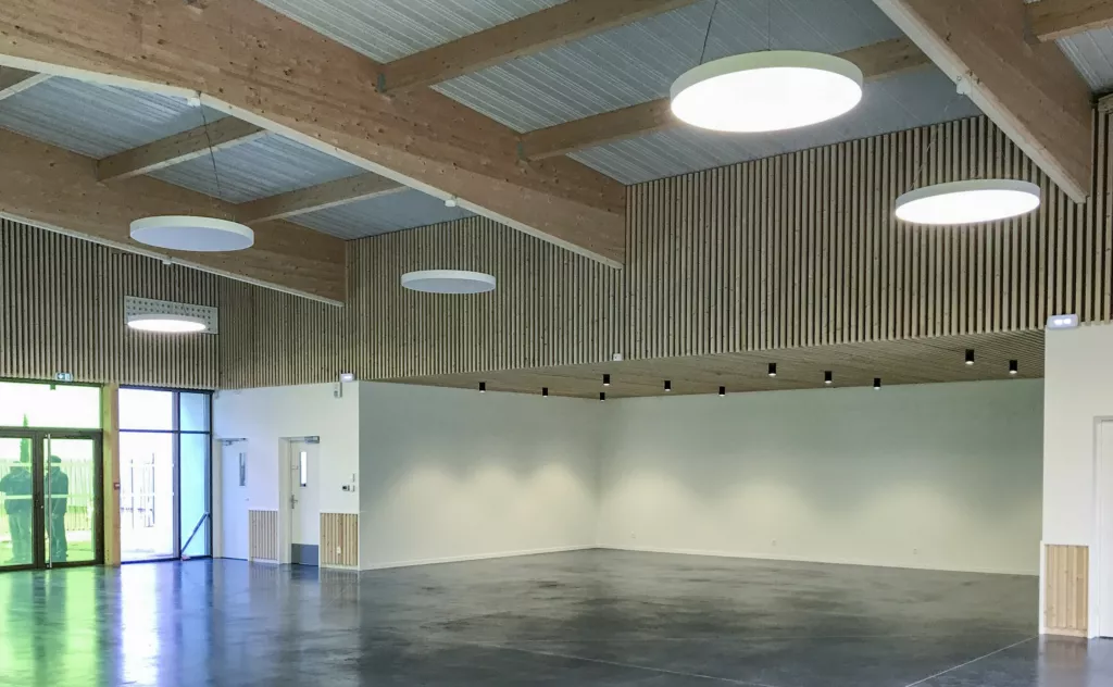 Grande salle parquetée sous plafond bois – salle de réception « L’Espace », Roussillon (Isère), AEA Architecte Constructeur