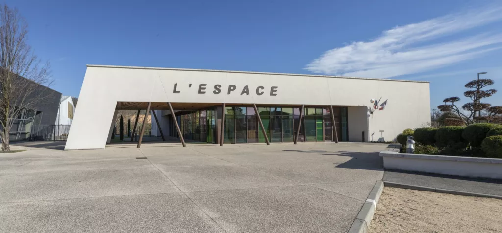 Façade blanche et enseigne « L’Espace » – salle de réception « L’Espace », Roussillon (Isère), AEA Architecte Constructeur