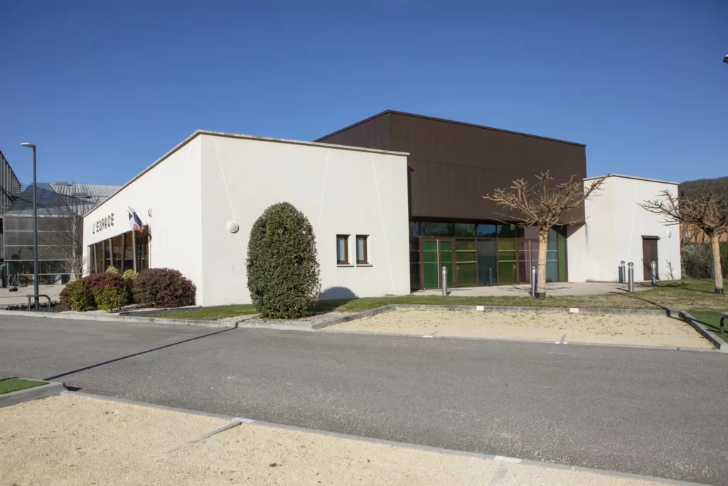 Vue d’ensemble du bâtiment blanc – salle de réception « L’Espace », Roussillon (Isère), AEA Architecte Constructeur