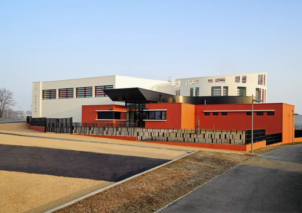 Vue d’ensemble du bâtiment et de sa rotonde – salle « Le Médian », Saint-Quentin-Fallavier (Isère), AEA Architecte Constructeur
