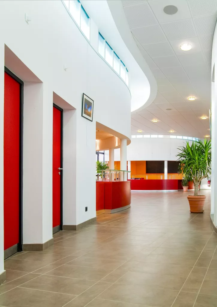 Circulation intérieure lumineuse – salle « Le Médian », Saint-Quentin-Fallavier (Isère), AEA Architecte Constructeur