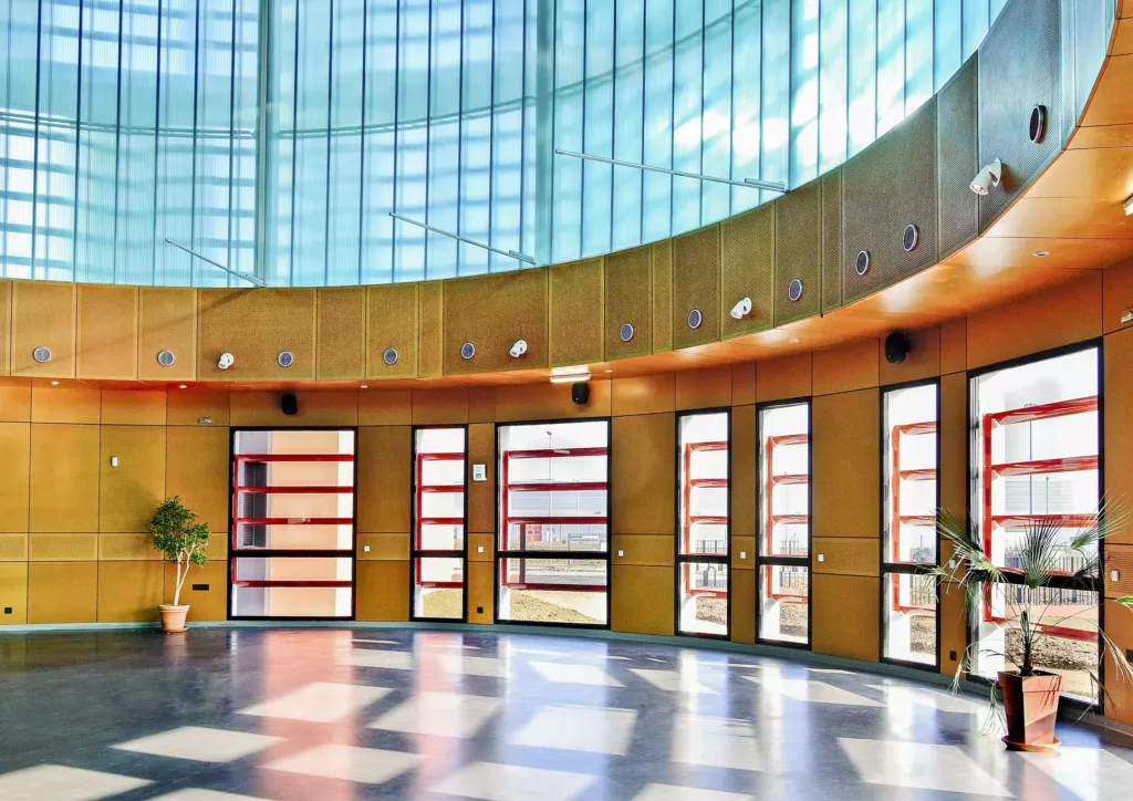 Hall circulaire sous verrière – salle « Le Médian », Saint-Quentin-Fallavier (Isère), AEA Architecte Constructeur