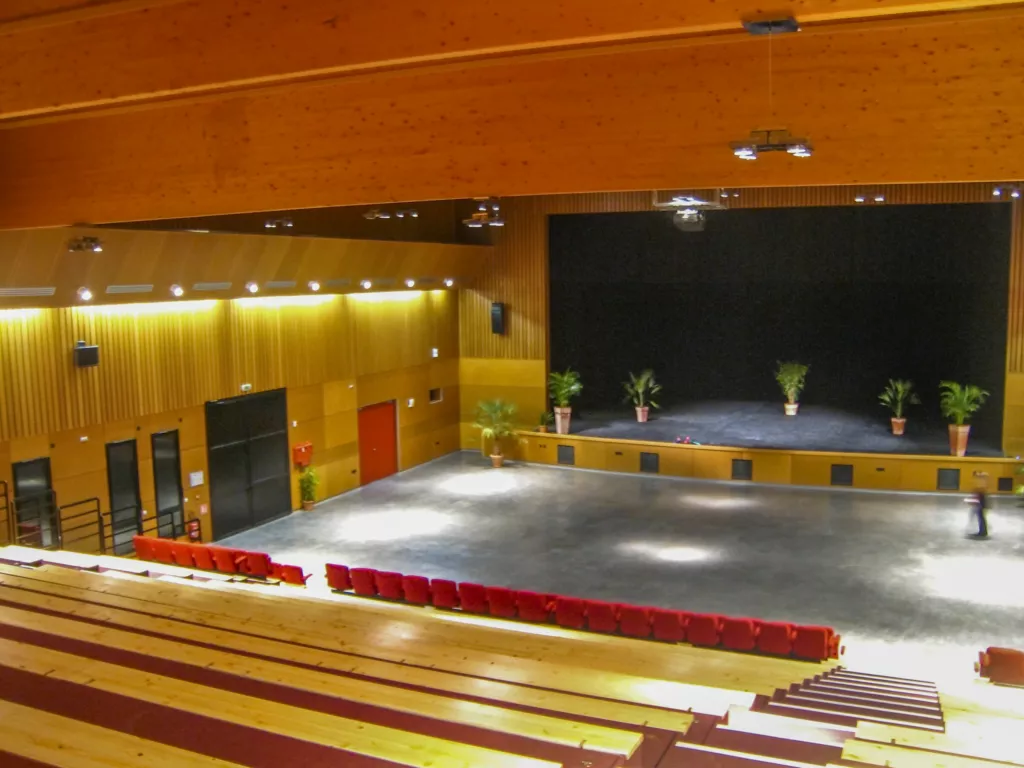 Salle de spectacle avec gradins et scène – salle « Le Médian », Saint-Quentin-Fallavier (Isère), AEA Architecte Constructeur
