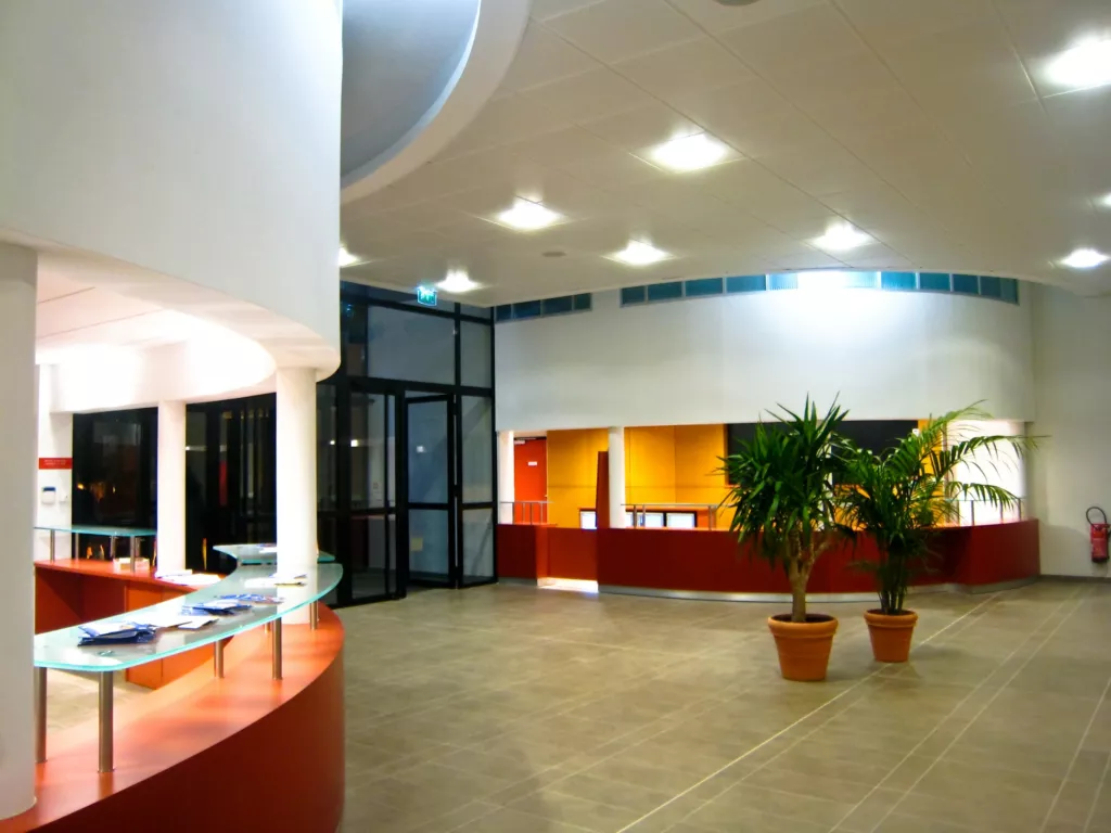 Hall d’accueil et bar – salle « Le Médian », Saint-Quentin-Fallavier (Isère), AEA Architecte Constructeur