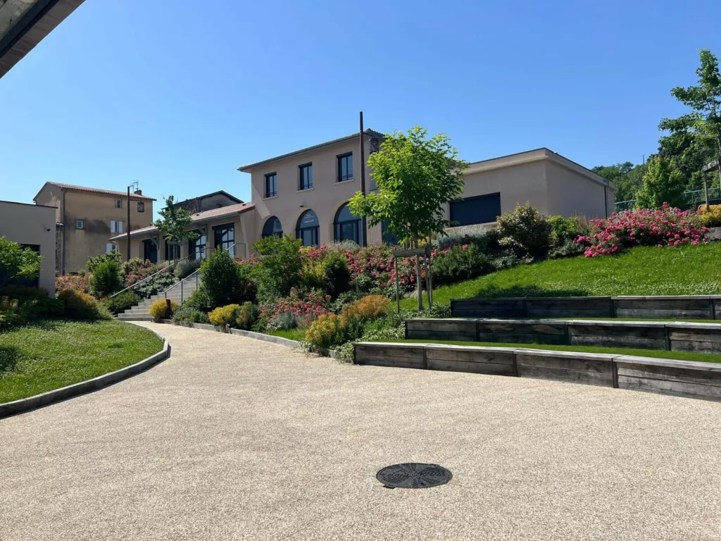 Jardins en terrasses devant le bâtiment – salle polyvalente de Saint-Romain-en-Gal (Rhône), AEA Architecte Constructeur