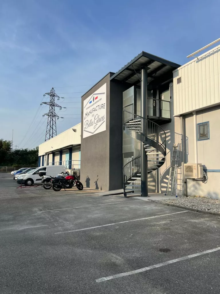 Bâtiment et escalier extérieur métallique – usine « Glaces de Lyon », Salaise-sur-Sanne (Isère), AEA Architecte Constructeur