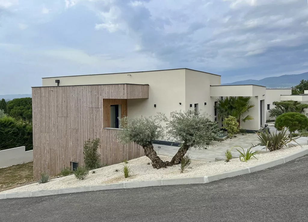 Villa contemporaine en enduit et bardage bois – villas à Saint-Clair-du-Rhône (Isère), AEA Architecte Constructeur